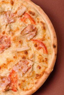 Tavuk ve pastırmalı İtalyan pizzası, peynir, domates ve sos. Fast food, dilimlenmiş pizza.