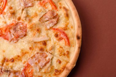 Tavuk ve pastırmalı İtalyan pizzası, peynir, domates ve sos. Fast food, dilimlenmiş pizza.