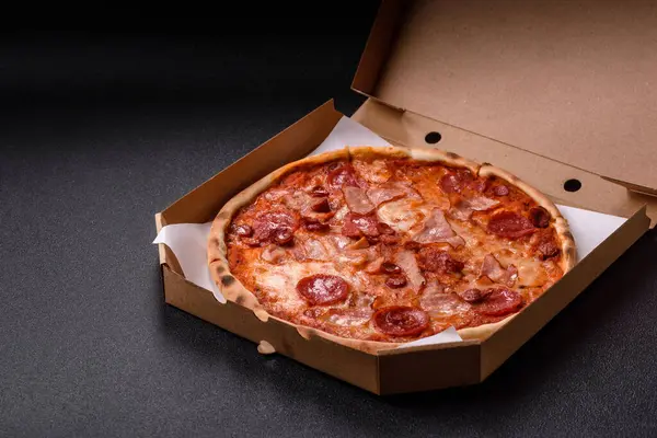 Peynirli ve salamlı İtalyan biberli pizza, domates ve sos. Fast food, dilimlenmiş pizza.