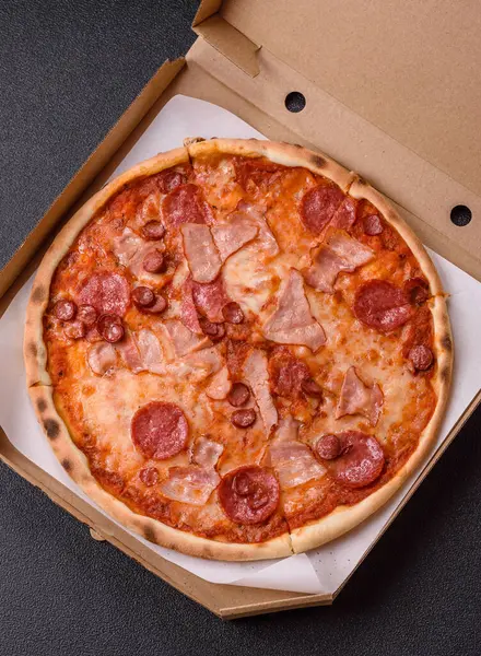 Peynirli ve salamlı İtalyan biberli pizza, domates ve sos. Fast food, dilimlenmiş pizza.