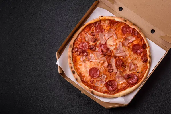 Peynirli ve salamlı İtalyan biberli pizza, domates ve sos. Fast food, dilimlenmiş pizza.