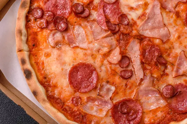 Peynirli ve salamlı İtalyan biberli pizza, domates ve sos. Fast food, dilimlenmiş pizza.