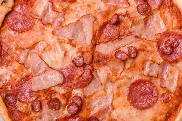 Peynirli ve salamlı İtalyan biberli pizza, domates ve sos. Fast food, dilimlenmiş pizza.