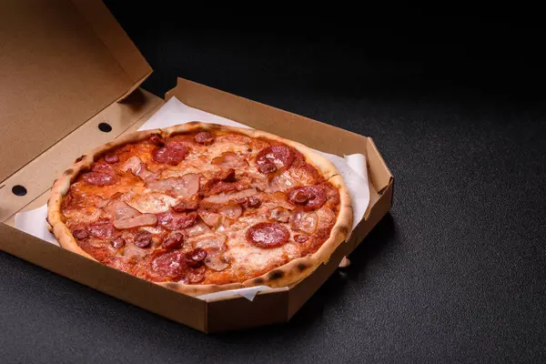 Peynirli ve salamlı İtalyan biberli pizza, domates ve sos. Fast food, dilimlenmiş pizza.