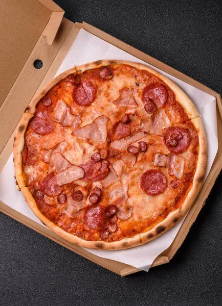 Peynirli ve salamlı İtalyan biberli pizza, domates ve sos. Fast food, dilimlenmiş pizza.