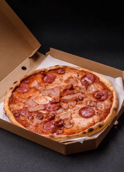 Peynirli ve salamlı İtalyan biberli pizza, domates ve sos. Fast food, dilimlenmiş pizza.