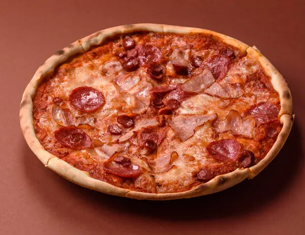 Peynirli ve salamlı İtalyan biberli pizza, domates ve sos. Fast food, dilimlenmiş pizza.