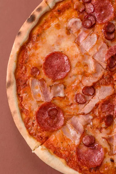 Peynirli ve salamlı İtalyan biberli pizza, domates ve sos. Fast food, dilimlenmiş pizza.