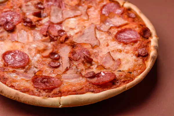 Peynirli ve salamlı İtalyan biberli pizza, domates ve sos. Fast food, dilimlenmiş pizza.