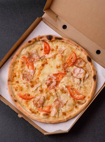 Tavuk ve pastırmalı İtalyan pizzası, peynir, domates ve sos. Fast food, dilimlenmiş pizza.