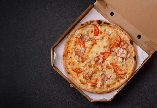 Tavuk ve pastırmalı İtalyan pizzası, peynir, domates ve sos. Fast food, dilimlenmiş pizza.