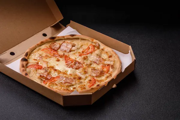Tavuk ve pastırmalı İtalyan pizzası, peynir, domates ve sos. Fast food, dilimlenmiş pizza.