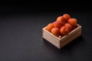 Taze olgun meyve kayısıları kırmızı sarı renktedir. Tasarımınız için arka plan olarak kayısılar