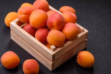 Taze olgun meyve kayısıları kırmızı sarı renktedir. Tasarımınız için arka plan olarak kayısılar