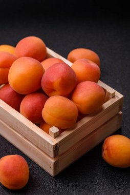 Taze olgun meyve kayısıları kırmızı sarı renktedir. Tasarımınız için arka plan olarak kayısılar