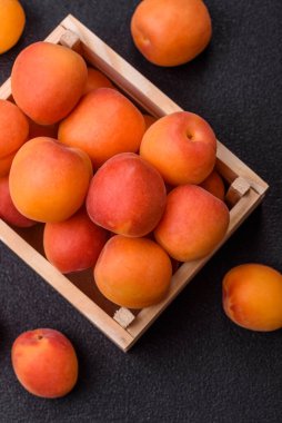 Taze olgun meyve kayısıları kırmızı sarı renktedir. Tasarımınız için arka plan olarak kayısılar