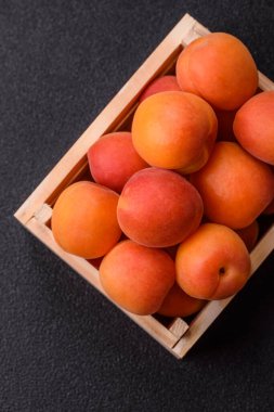 Taze olgun meyve kayısıları kırmızı sarı renktedir. Tasarımınız için arka plan olarak kayısılar