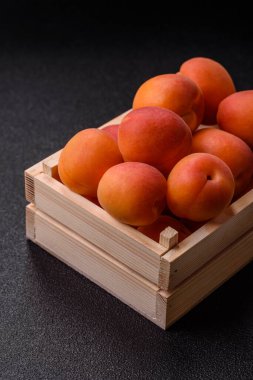 Taze olgun meyve kayısıları kırmızı sarı renktedir. Tasarımınız için arka plan olarak kayısılar