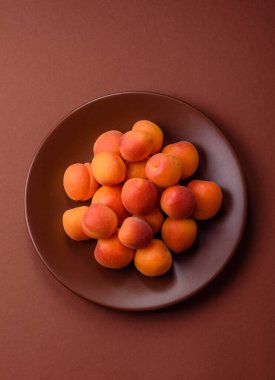 Taze olgun meyve kayısıları kırmızı sarı renktedir. Tasarımınız için arka plan olarak kayısılar