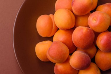 Taze olgun meyve kayısıları kırmızı sarı renktedir. Tasarımınız için arka plan olarak kayısılar