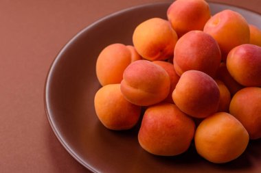 Taze olgun meyve kayısıları kırmızı sarı renktedir. Tasarımınız için arka plan olarak kayısılar