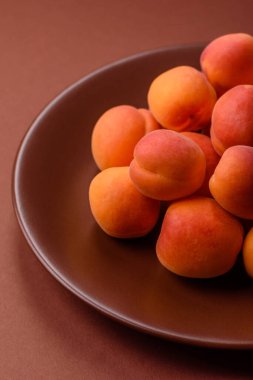 Taze olgun meyve kayısıları kırmızı sarı renktedir. Tasarımınız için arka plan olarak kayısılar