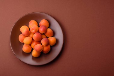 Taze olgun meyve kayısıları kırmızı sarı renktedir. Tasarımınız için arka plan olarak kayısılar