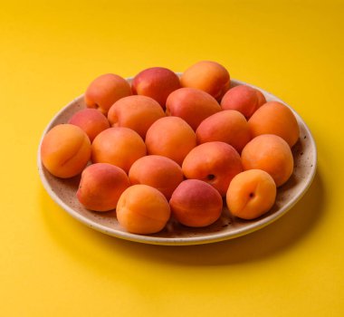 Taze olgun meyve kayısıları kırmızı sarı renktedir. Tasarımınız için arka plan olarak kayısılar