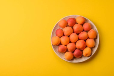 Taze olgun meyve kayısıları kırmızı sarı renktedir. Tasarımınız için arka plan olarak kayısılar