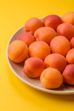 Taze olgun meyve kayısıları kırmızı sarı renktedir. Tasarımınız için arka plan olarak kayısılar