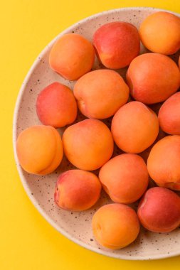 Taze olgun meyve kayısıları kırmızı sarı renktedir. Tasarımınız için arka plan olarak kayısılar