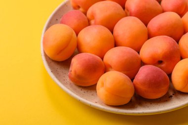 Taze olgun meyve kayısıları kırmızı sarı renktedir. Tasarımınız için arka plan olarak kayısılar