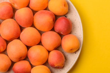 Taze olgun meyve kayısıları kırmızı sarı renktedir. Tasarımınız için arka plan olarak kayısılar