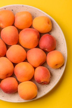 Taze olgun meyve kayısıları kırmızı sarı renktedir. Tasarımınız için arka plan olarak kayısılar