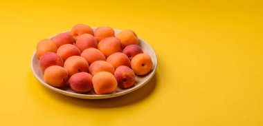 Taze olgun meyve kayısıları kırmızı sarı renktedir. Tasarımınız için arka plan olarak kayısılar