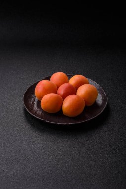 Taze olgun meyve kayısıları kırmızı sarı renktedir. Tasarımınız için arka plan olarak kayısılar