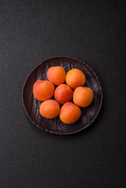 Taze olgun meyve kayısıları kırmızı sarı renktedir. Tasarımınız için arka plan olarak kayısılar