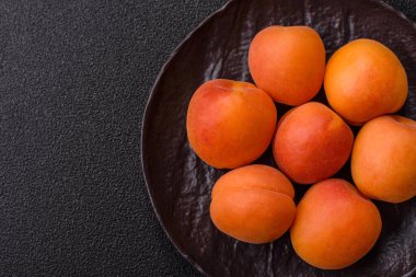 Taze olgun meyve kayısıları kırmızı sarı renktedir. Tasarımınız için arka plan olarak kayısılar