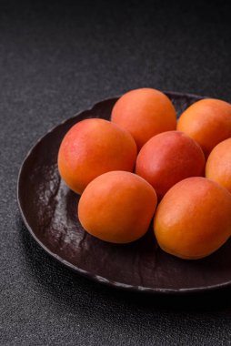 Taze olgun meyve kayısıları kırmızı sarı renktedir. Tasarımınız için arka plan olarak kayısılar