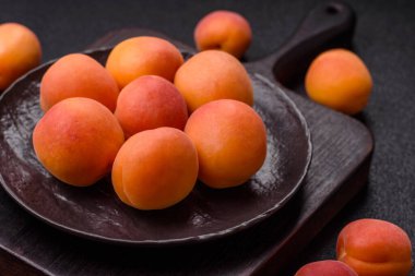 Taze olgun meyve kayısıları kırmızı sarı renktedir. Tasarımınız için arka plan olarak kayısılar