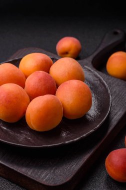 Taze olgun meyve kayısıları kırmızı sarı renktedir. Tasarımınız için arka plan olarak kayısılar