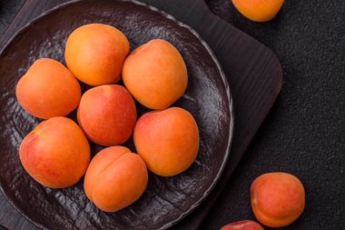 Taze olgun meyve kayısıları kırmızı sarı renktedir. Tasarımınız için arka plan olarak kayısılar