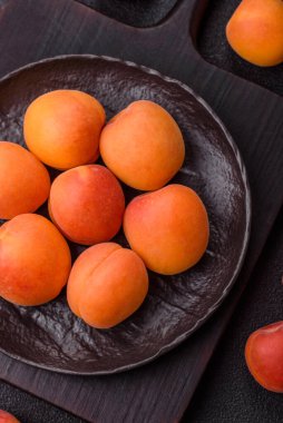 Taze olgun meyve kayısıları kırmızı sarı renktedir. Tasarımınız için arka plan olarak kayısılar