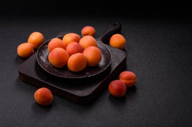 Taze olgun meyve kayısıları kırmızı sarı renktedir. Tasarımınız için arka plan olarak kayısılar