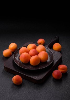 Taze olgun meyve kayısıları kırmızı sarı renktedir. Tasarımınız için arka plan olarak kayısılar