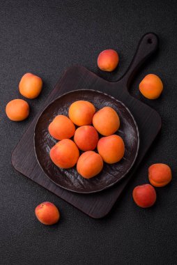 Taze olgun meyve kayısıları kırmızı sarı renktedir. Tasarımınız için arka plan olarak kayısılar