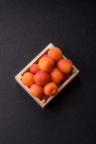 Taze olgun meyve kayısıları kırmızı sarı renktedir. Tasarımınız için arka plan olarak kayısılar