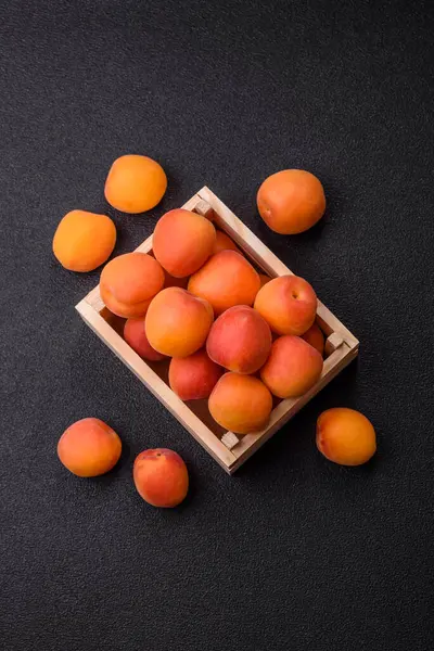 Taze olgun meyve kayısıları kırmızı sarı renktedir. Tasarımınız için arka plan olarak kayısılar