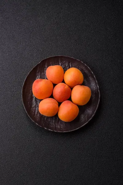 Taze olgun meyve kayısıları kırmızı sarı renktedir. Tasarımınız için arka plan olarak kayısılar