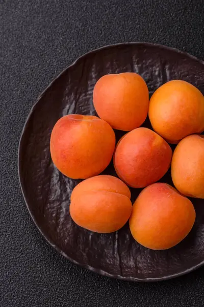 Taze olgun meyve kayısıları kırmızı sarı renktedir. Tasarımınız için arka plan olarak kayısılar